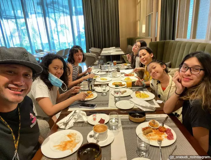 Tora Sudiro bareng kelima anaknya © Instagram Tora Sudiro bareng kelima anaknya © Instagram
