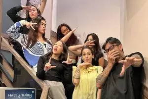 Gaya parentingnya 'rock and roll' abis, intip 11 potret kedekatan Tora Sudiro bareng kelima anaknya