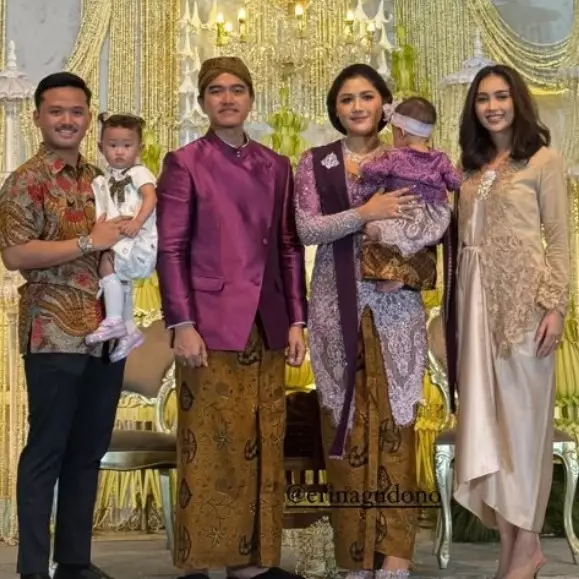 9 Potret prosesi tedak siten Bebingah putri Kaesang dan Erina Gudono, wajah sang anak terungkap