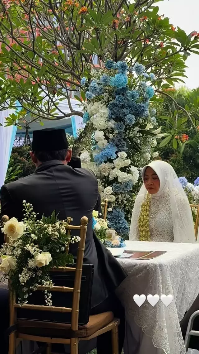 Ayudia Bing Slamet dampingi ibundanya menikah © Instagram Ayudia Bing Slamet dampingi ibundanya menikah © Instagram