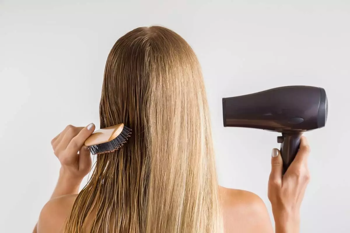 Hair dryer kamu rusak setelah dipakai? Coba ikuti 7 tips ini agar tetap awet, atur suhu yang tepat