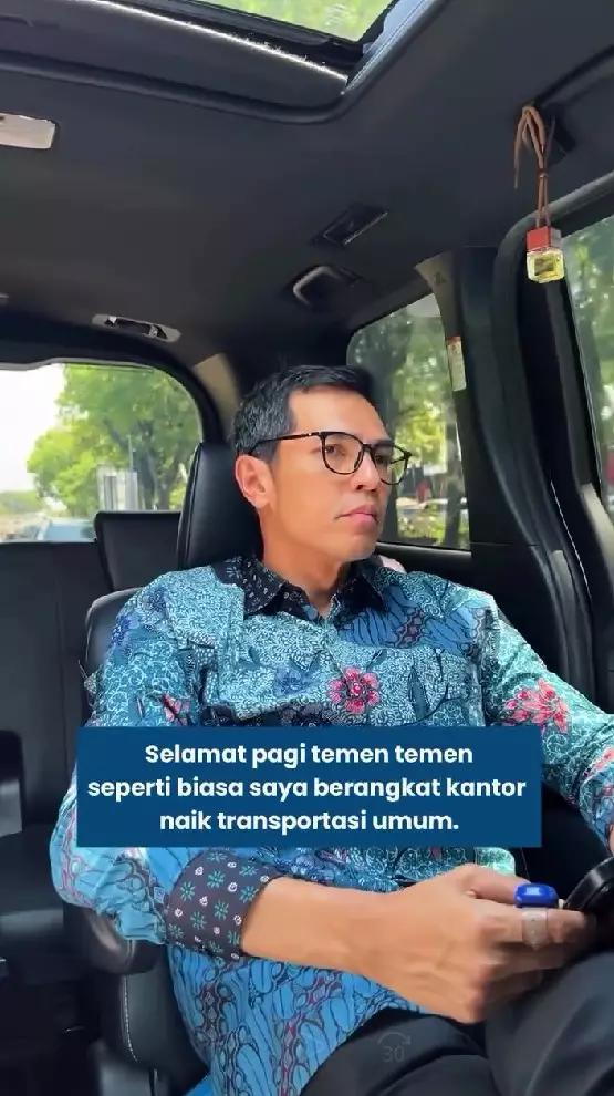 Adrian Maulana tunjukkan cara ngantor pakai KRL © Instagram Adrian Maulana tunjukkan cara ngantor pakai KRL © Instagram