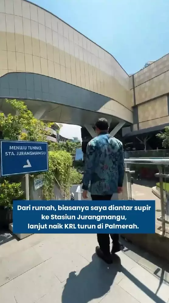 Adrian Maulana tunjukkan cara ngantor pakai KRL © Instagram Adrian Maulana tunjukkan cara ngantor pakai KRL © Instagram