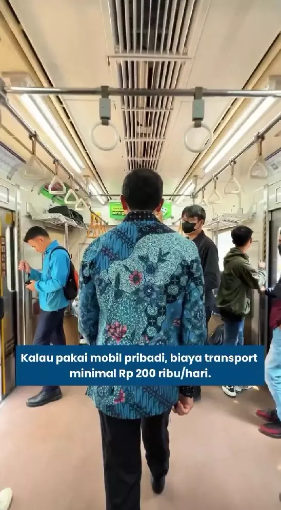 Adrian Maulana tunjukkan cara ngantor pakai KRL © Instagram Adrian Maulana tunjukkan cara ngantor pakai KRL © Instagram