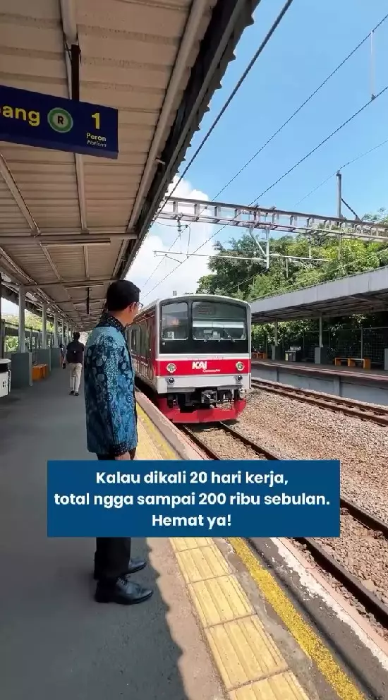 Adrian Maulana tunjukkan cara ngantor pakai KRL © Instagram Adrian Maulana tunjukkan cara ngantor pakai KRL © Instagram