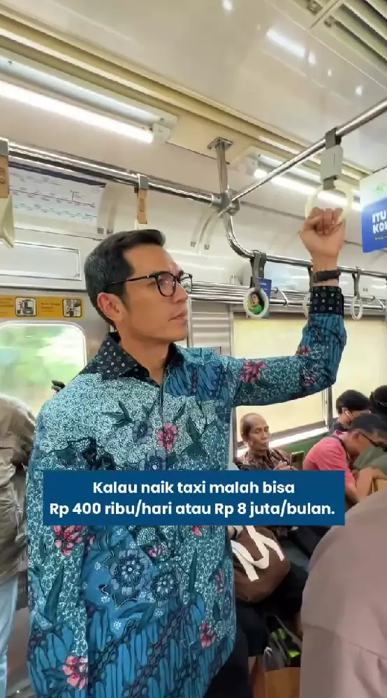 Adrian Maulana tunjukkan cara ngantor pakai KRL © Instagram Adrian Maulana tunjukkan cara ngantor pakai KRL © Instagram