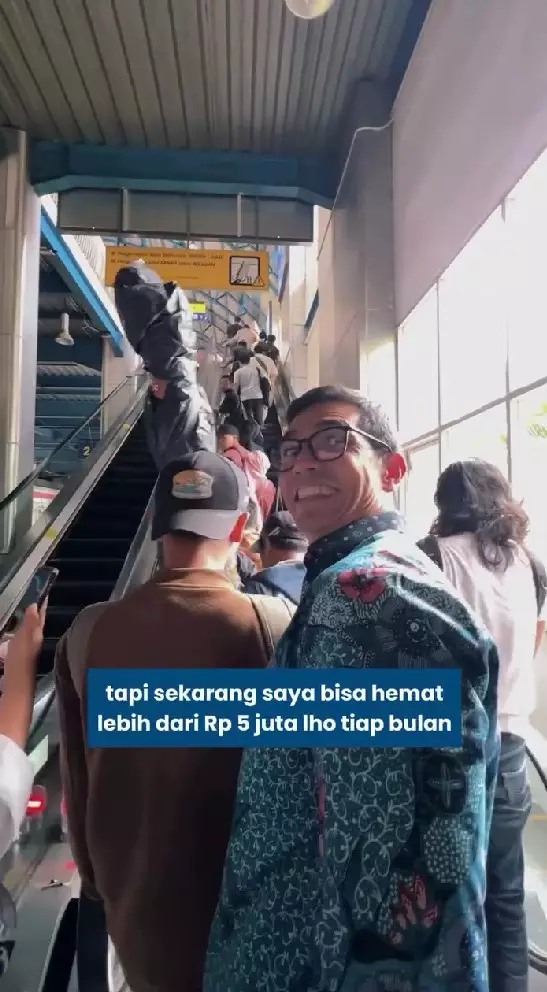 Adrian Maulana tunjukkan cara ngantor pakai KRL © Instagram Adrian Maulana tunjukkan cara ngantor pakai KRL © Instagram