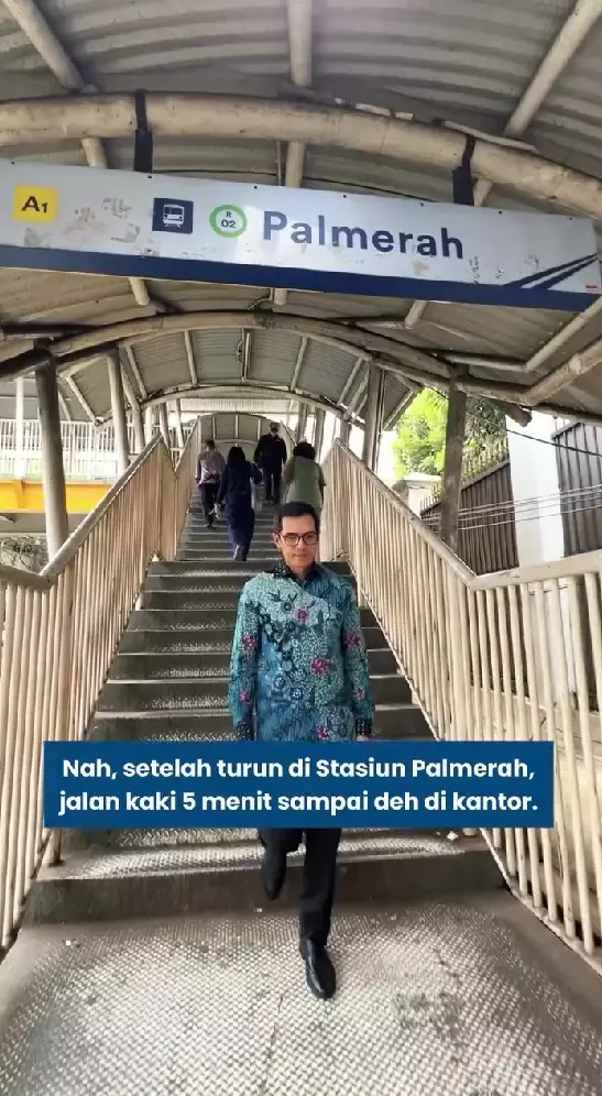 Adrian Maulana tunjukkan cara ngantor pakai KRL © Instagram Adrian Maulana tunjukkan cara ngantor pakai KRL © Instagram