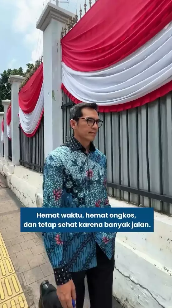 Adrian Maulana tunjukkan cara ngantor pakai KRL © Instagram Adrian Maulana tunjukkan cara ngantor pakai KRL © Instagram