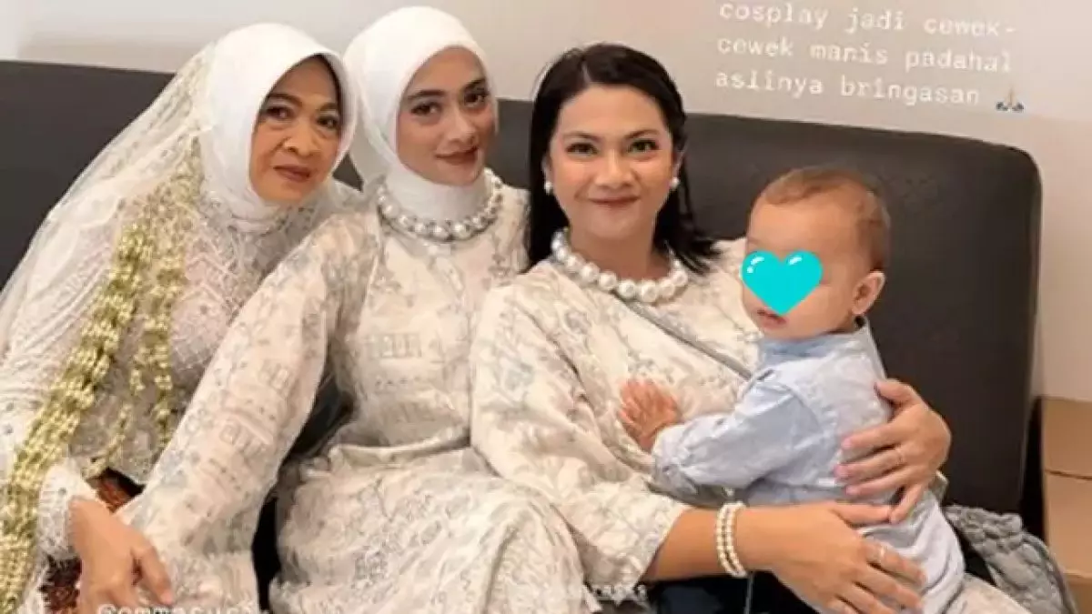 5 Gaya Ayudia Bing Slamet tampil anggun dan memesona di pernikahan sang ibunda, kenakan tunik putih