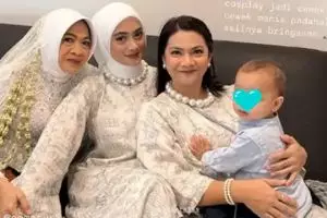 5 Gaya Ayudia Bing Slamet tampil anggun dan memesona di pernikahan sang ibunda, kenakan tunik putih