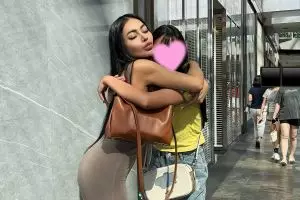 7 Potret Denada dan Aisha sang putri saat jalan bareng, dari belakang susah dibedakan