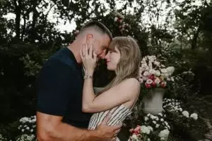 Perjalanan cinta Taylor Swift dan Travis Kelce: Dari gelang persahabatan ke cincin tunangan