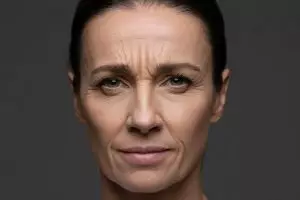 10 Bedak padat untuk menutupi kerutan, cocok untuk semua jenis kulit harga di bawah Rp 100 ribu