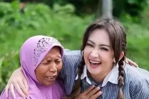 Nafa Urbach janji serahkan gaji anggota DPR untuk rakyat, begini 8 potret gayanya saat blusukan
