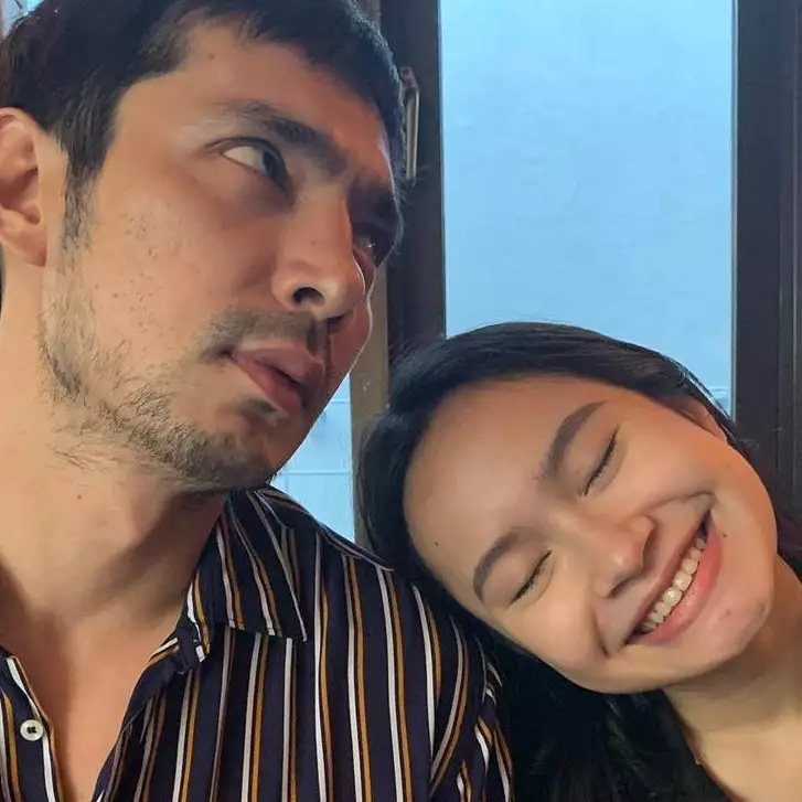 Ada yang dikira pasangan sinetron, potret kebersamaan 9 aktor dan anak perempuan ini bikin iri