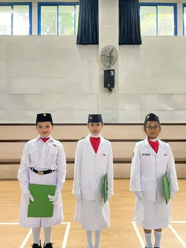 Beda gaya Arsy Hermansyah saat pakai 11 baju daerah sedari kecil, anggun pol © 2025 brilio.net Beda gaya Arsy Hermansyah saat pakai 11 baju daerah sedari kecil, anggun pol © 2025 brilio.net