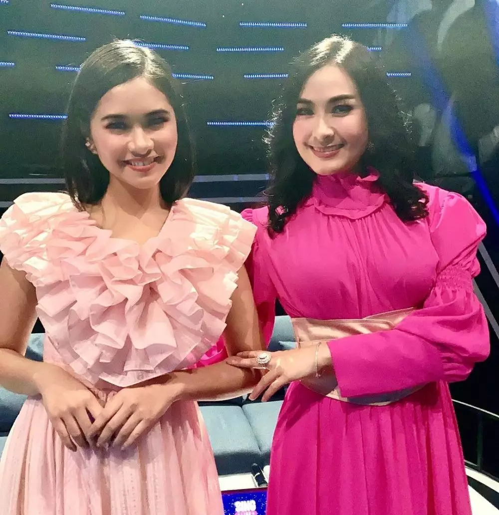 potret seleb bareng anak bak kembar © berbagai sumber  potret seleb bareng anak bak kembar © berbagai sumber