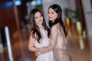 Potret 15 seleb sama anak yang sudah dewasa ini mirip pol, terbaru ada Denada dan putrinya Aisha