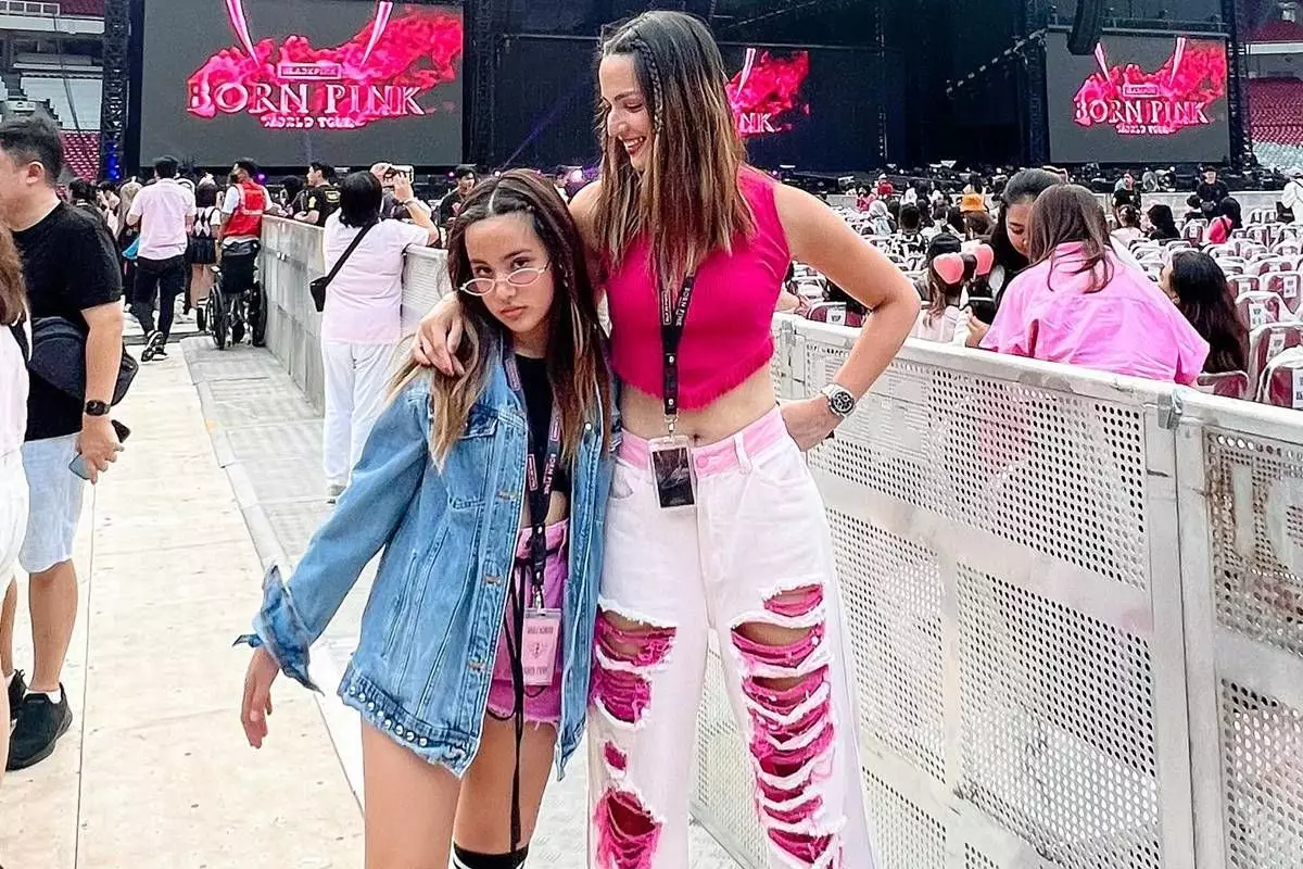 Potret kebersamaan 11 pesinetron dengan putrinya yang beranjak ABG, gaya modisnya tiru sang ibunda