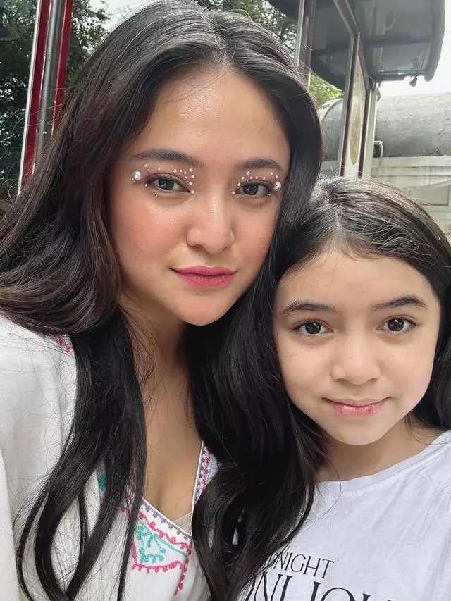 pesinetron dengan putrinya yang beranjak ABG © berbagai sumber pesinetron dengan putrinya yang beranjak ABG © berbagai sumber