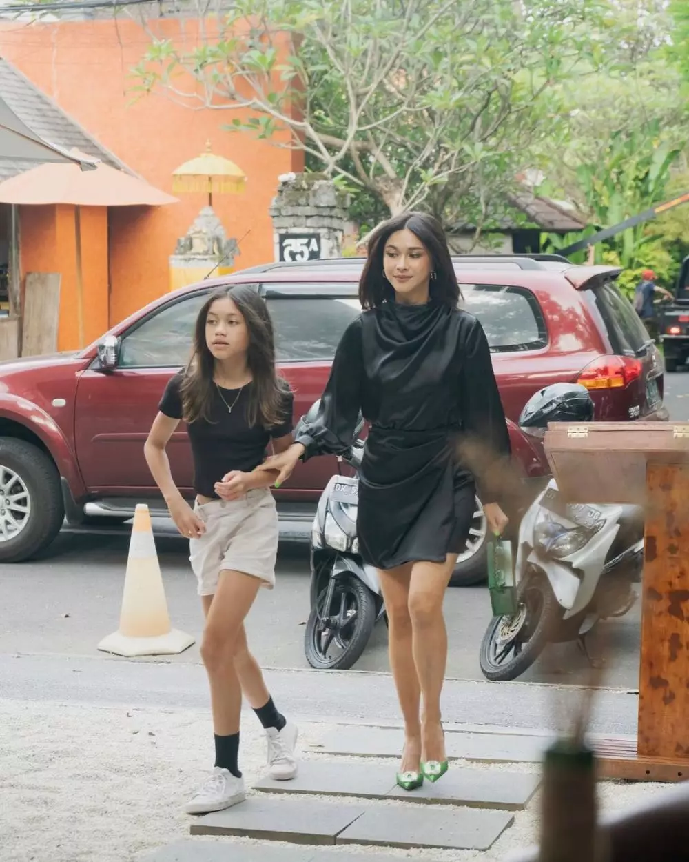 pesinetron dengan putrinya yang beranjak ABG © berbagai sumber pesinetron dengan putrinya yang beranjak ABG © berbagai sumber