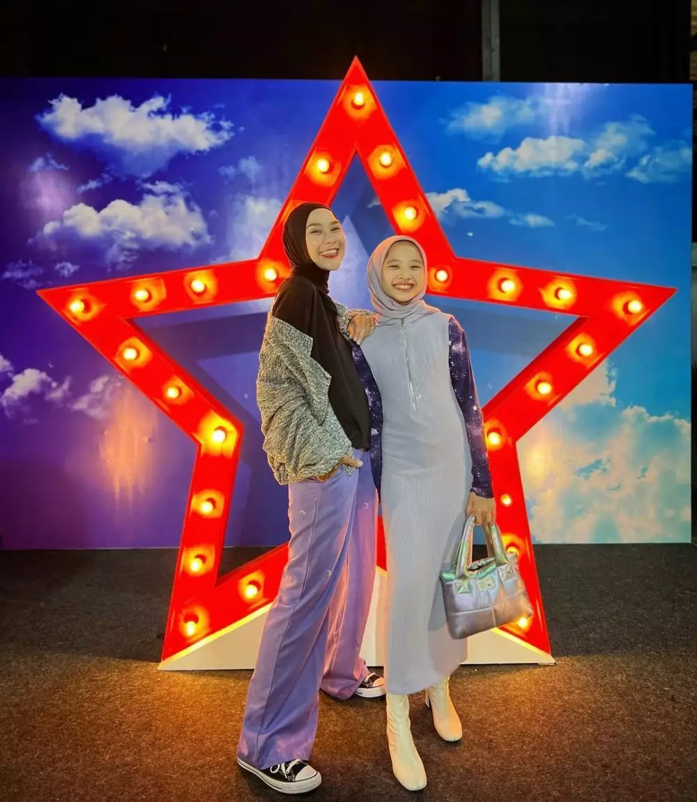 pesinetron dengan putrinya yang beranjak ABG © berbagai sumber pesinetron dengan putrinya yang beranjak ABG © berbagai sumber