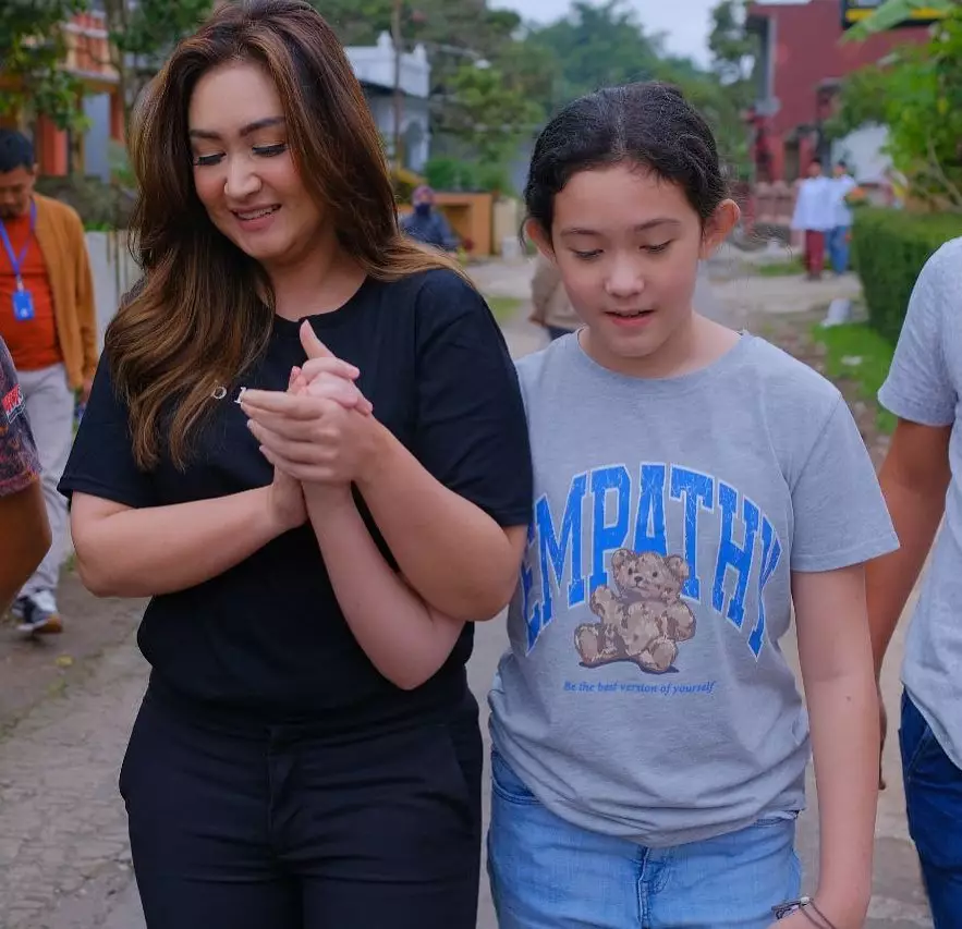 pesinetron dengan putrinya yang beranjak ABG © berbagai sumber pesinetron dengan putrinya yang beranjak ABG © berbagai sumber