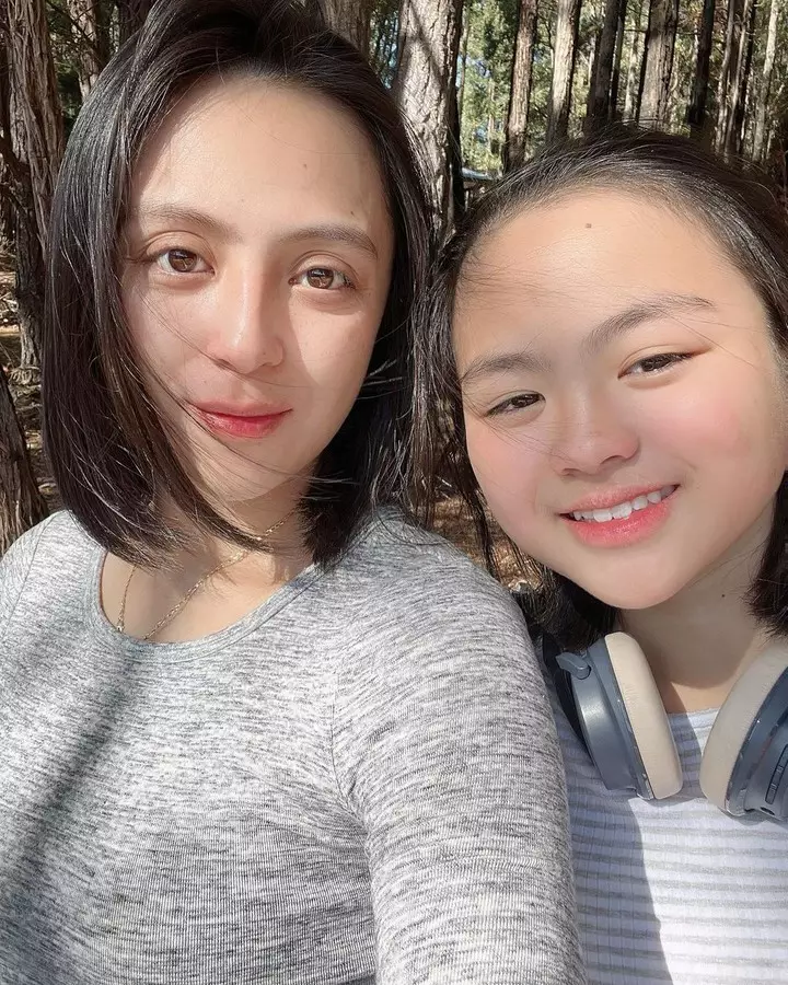 pesinetron dengan putrinya yang beranjak ABG © berbagai sumber pesinetron dengan putrinya yang beranjak ABG © berbagai sumber