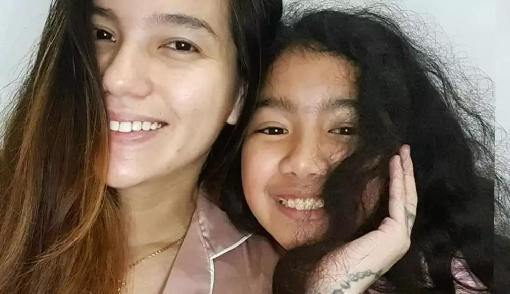 pesinetron dengan putrinya yang beranjak ABG © berbagai sumber pesinetron dengan putrinya yang beranjak ABG © berbagai sumber