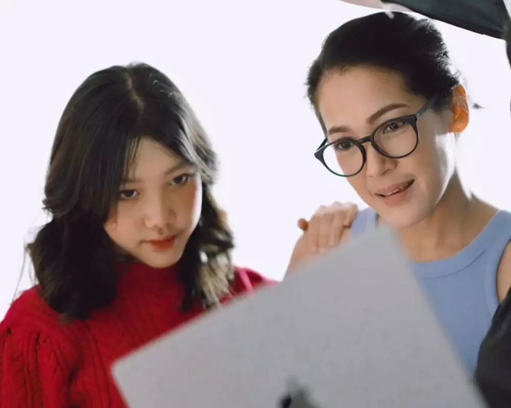 pesinetron dengan putrinya yang beranjak ABG © berbagai sumber pesinetron dengan putrinya yang beranjak ABG © berbagai sumber