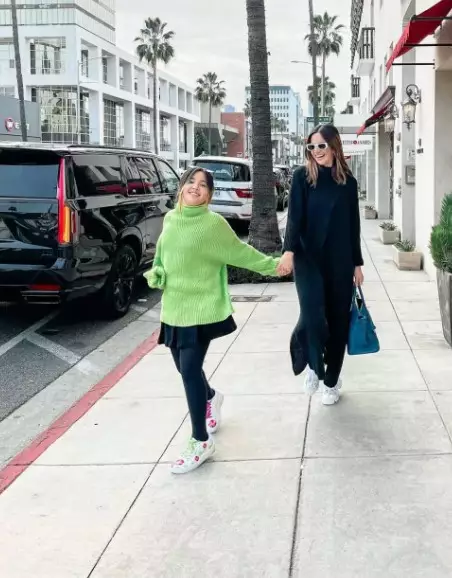 pesinetron dengan putrinya yang beranjak ABG © berbagai sumber pesinetron dengan putrinya yang beranjak ABG © berbagai sumber