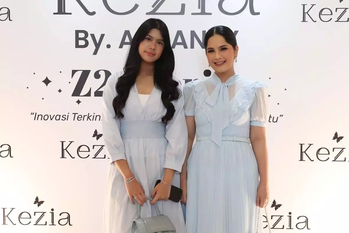 Biasa tampil tanpa makeup, 9 potret Almira Yudhoyono pakai dress ini makin feminin, cocok jadi model