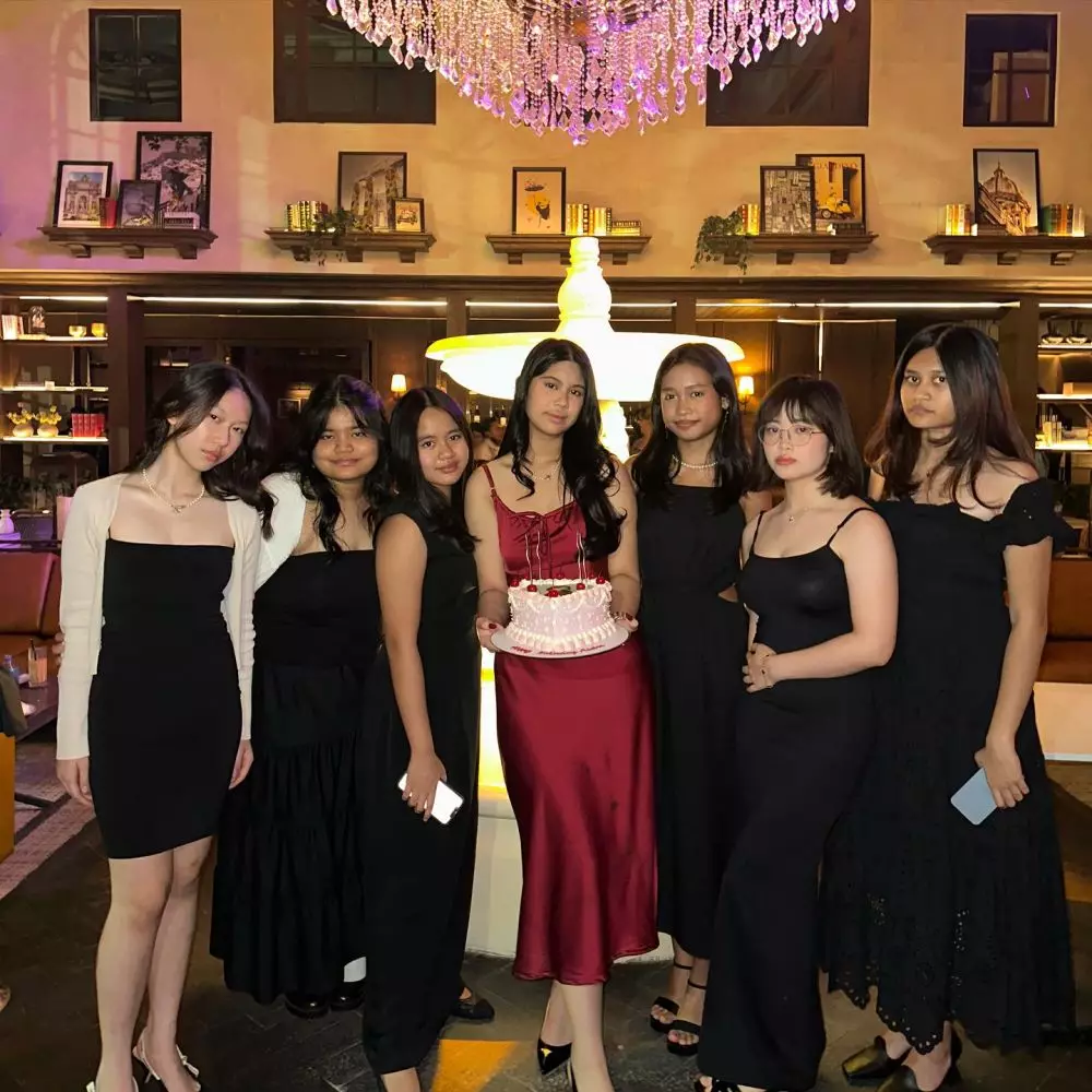 potret almira saat kenakan dress © instagram