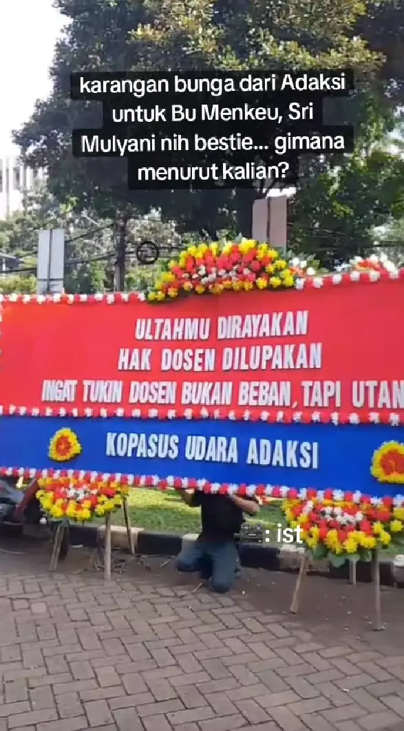 Sri Mulyani dapat karangan bunga protes © TikTok Sri Mulyani dapat karangan bunga protes © TikTok