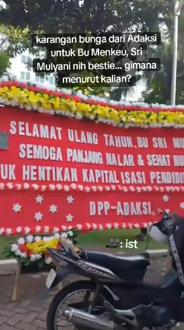 Sri Mulyani dapat karangan bunga protes © TikTok Sri Mulyani dapat karangan bunga protes © TikTok