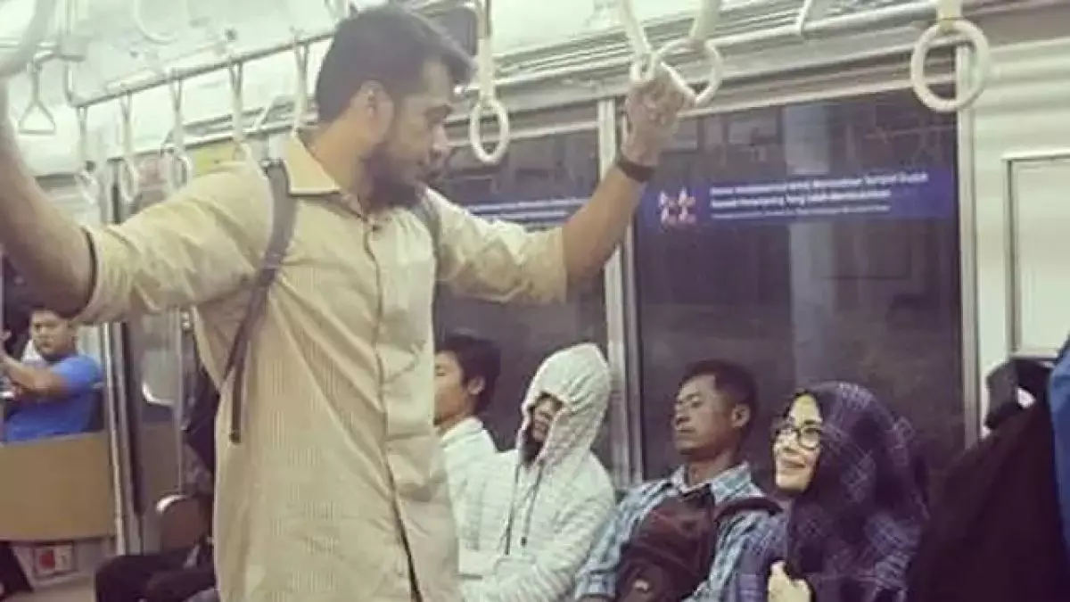 Naik KRL saat ngantor ke gedung DPR, ini 6 potret gaya sederhana Primus Yustisio saat kunjungan kerja