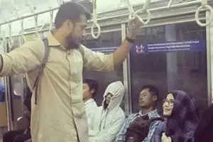 Naik KRL saat ngantor ke gedung DPR, ini 6 potret gaya sederhana Primus Yustisio saat kunjungan kerja
