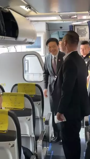 video lawas PM Singapura naik pesawat ekonomi © berbagai sumber video lawas PM Singapura naik pesawat ekonomi © berbagai sumber