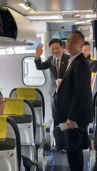 video lawas PM Singapura naik pesawat ekonomi © berbagai sumber video lawas PM Singapura naik pesawat ekonomi © berbagai sumber
