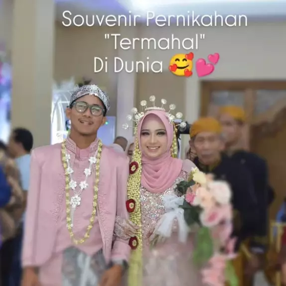Momen haru ayah bikinkan 600 lukisan untuk suvenir nikah sang anak, bahagianya nembus layar