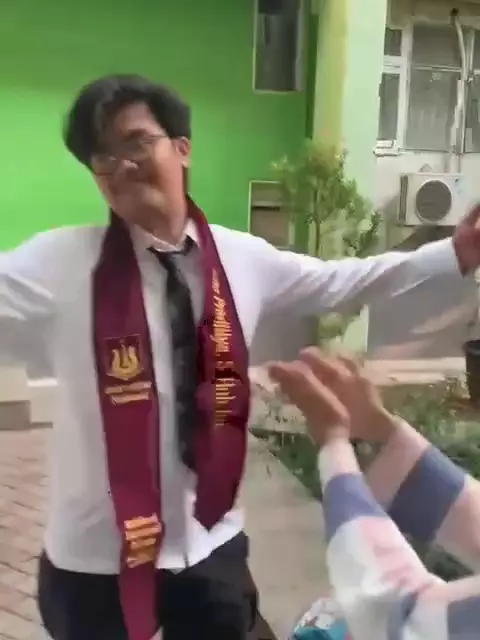 Grecho Pradittya Karno anak angkat Suti Karno wisuda © 2025 Instagram Grecho Pradittya Karno anak angkat Suti Karno wisuda © 2025 Instagram