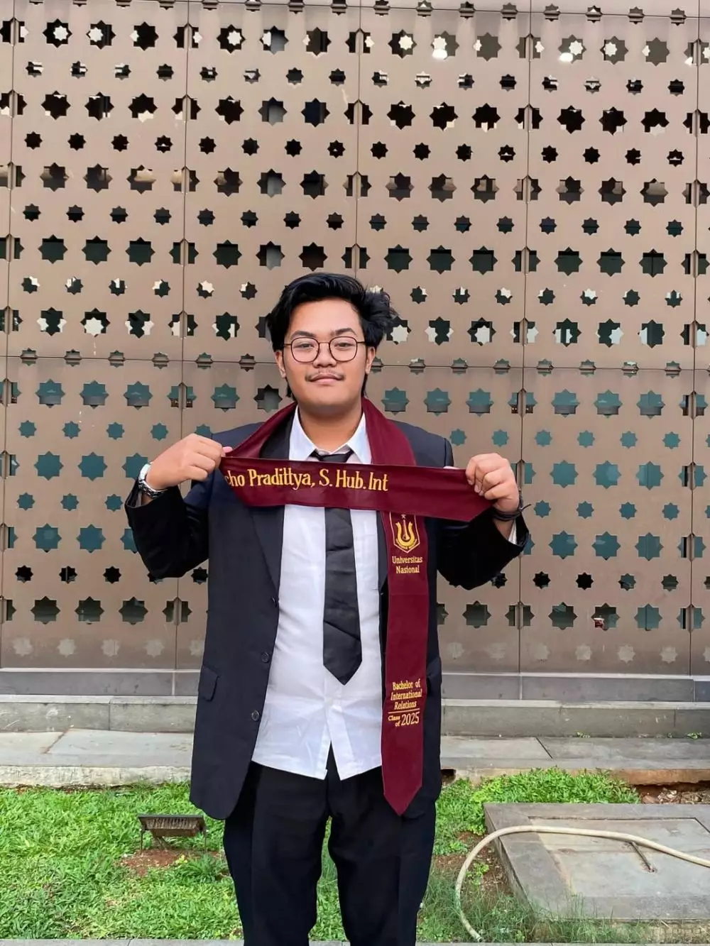 Grecho Pradittya Karno anak angkat Suti Karno wisuda © 2025 Instagram Grecho Pradittya Karno anak angkat Suti Karno wisuda © 2025 Instagram