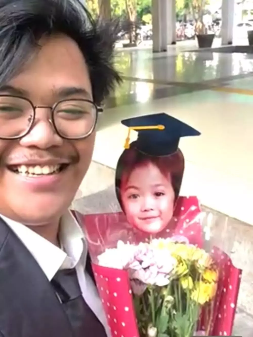 Grecho Pradittya Karno anak angkat Suti Karno wisuda © 2025 Instagram Grecho Pradittya Karno anak angkat Suti Karno wisuda © 2025 Instagram