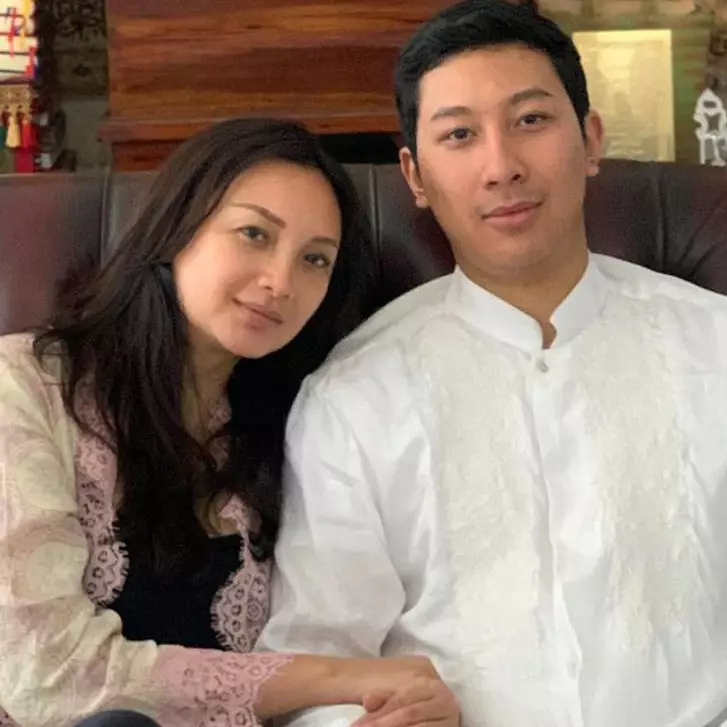 Ibu dan anak selisih puluhan tahun, ini potret 7 seleb bareng putranya ini berasa foto sama pacarnya