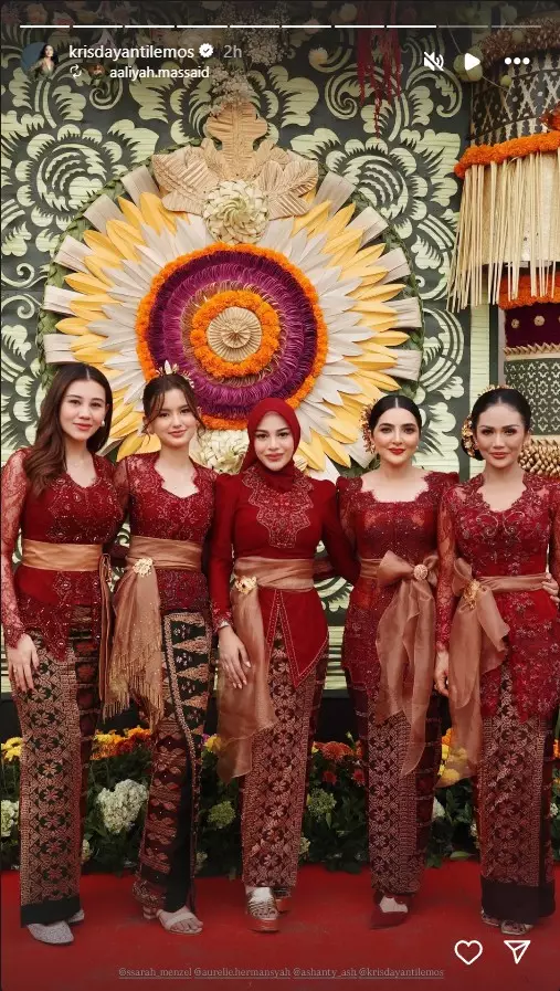 Keluarga Krisdayanti dan Ashanty di nikahan kakak Sarah Menzel © 2025 brilio.net Keluarga Krisdayanti dan Ashanty di nikahan kakak Sarah Menzel © 2025 brilio.net