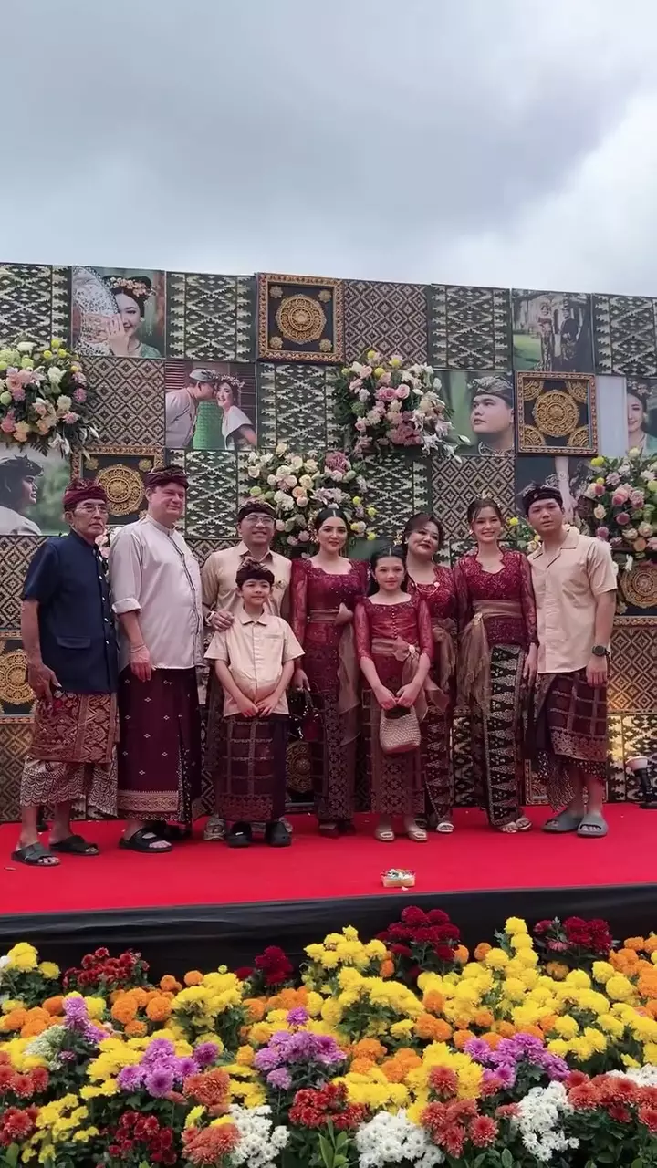 Keluarga Krisdayanti dan Ashanty di nikahan kakak Sarah Menzel © 2025 brilio.net Keluarga Krisdayanti dan Ashanty di nikahan kakak Sarah Menzel © 2025 brilio.net