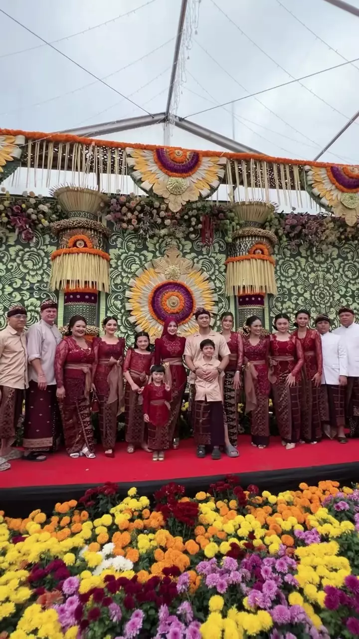 Keluarga Krisdayanti dan Ashanty di nikahan kakak Sarah Menzel © 2025 brilio.net Keluarga Krisdayanti dan Ashanty di nikahan kakak Sarah Menzel © 2025 brilio.net