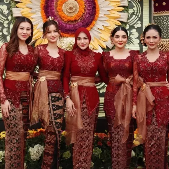 9 Potret keluarga Krisdayanti dan Ashanty hadiri pernikahan kakak Sarah Menzel, kompak berbusana Bali