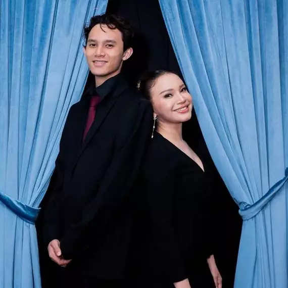 Potret 9 seleb foto bareng dengan buah hati, anaknya masih ABG tapi tingginya lebih dari orang tua